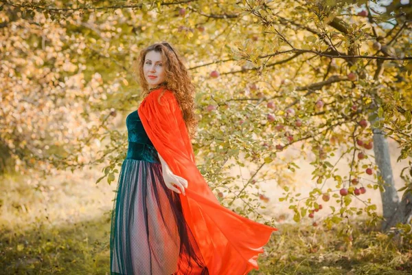 Mulher Veludo Verde Vestido Romântico Capuz Vermelho Estilo Halloween Para — Fotografia de Stock