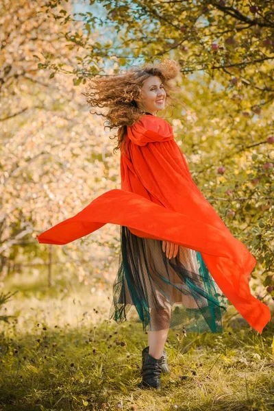Женщина Зеленом Бархате Романтическое Платье Красный Капюшон Хэллоуин Стиль Девочек — стоковое фото