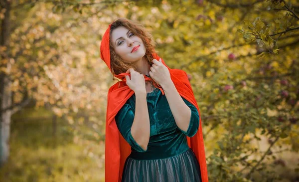 Mulher Veludo Verde Vestido Romântico Capuz Vermelho Estilo Halloween Para — Fotografia de Stock