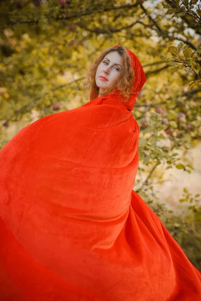 Frau Grünem Samtkleid Und Roter Kapuze Halloween Stil Für Mädchen — Stockfoto