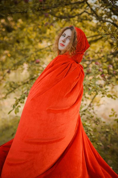 Frau Grünem Samtkleid Und Roter Kapuze Halloween Stil Für Mädchen — Stockfoto