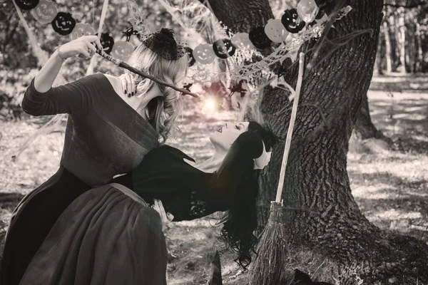Волшебный Косплей Идеи Хэллоуина Концепция Осенних Праздников Женщины Костюмах Ведьм — стоковое фото