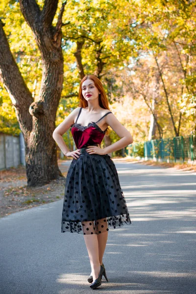 Herfst Trend Stijlvol Gekleed Meisje Vrouwenportret Met Vintage Tinten Rood — Stockfoto