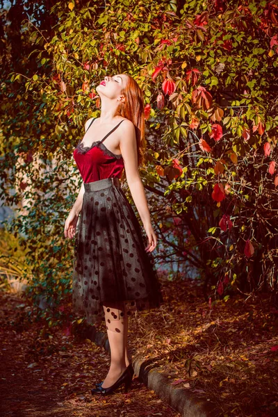 Podzimní Trend Stylová Oblečená Dívka Portrét Ženy Starých Tónech Červené — Stock fotografie