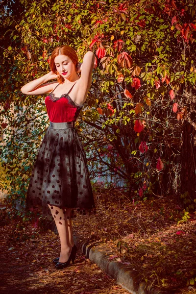 Herbsttrend Stylisch Gekleidetes Mädchen Frauenporträt Vintage Tönen Dame Mit Rotem — Stockfoto