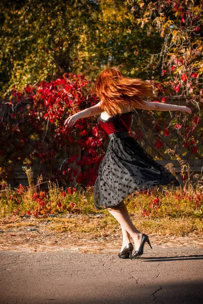 Herbsttrend Stylisch Gekleidetes Mädchen Frauenporträt Vintage Tönen Dame Mit Rotem — Stockfoto