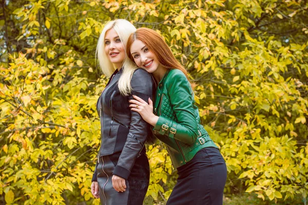 Dos Mujeres Atractivas Parque Otoño Usan Chaquetas Cuero Hermosas Señoras — Foto de Stock