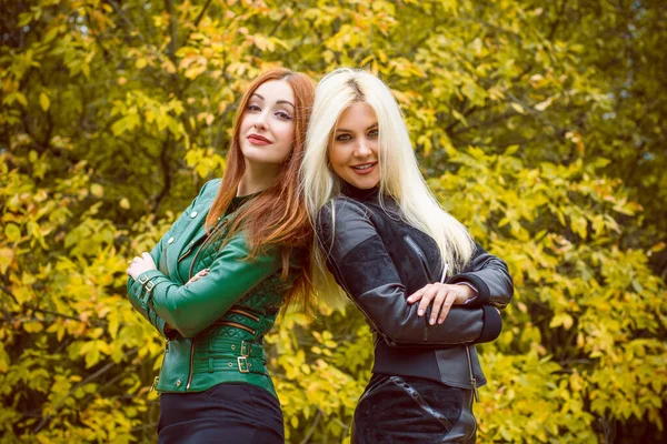 Due Donne Attraenti Nel Parco Autunnale Indossano Giacche Pelle Belle — Foto Stock