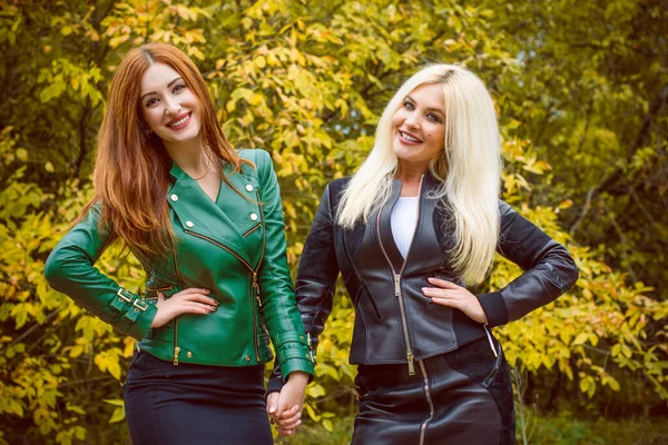 Dvě Atraktivní Ženy Podzimním Parku Nosí Kožené Bundy Krásné Stylové — Stock fotografie