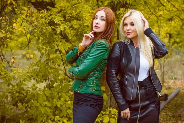 Dvě Atraktivní Ženy Podzimním Parku Nosí Kožené Bundy Krásné Stylové — Stock fotografie