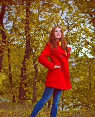 Modaya uygun bir kadın gündelik kıyafetler giyer, güzel bir yüz, kızıl doğal saçlar, sonbahar koleksiyonu, açık havada moda giysileri.