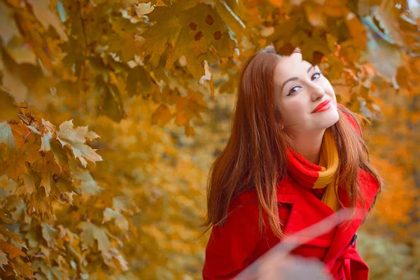 时尚的好女人穿休闲装 漂亮的脸蛋红红的自然头发 秋季户外时装系列 — 图库照片