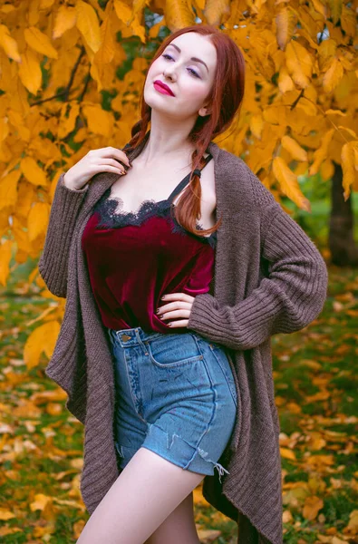 Modieuze Mooie Vrouw Dragen Casual Stijl Mooi Gezicht Rood Natuurlijk — Stockfoto