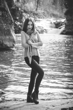 Sonbahar, doğa ve insan konsepti - kızıl saçlı genç güzel kadın sonbaharda dinleniyor. Oldukça iyi bir kadın gezgin rahatlar. Dağları sevmek, konsept macera açık havada aktif tatiller