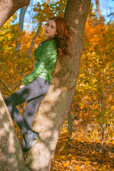Herbst Natur Und Menschen Junge Schöne Frau Mit Roten Haaren — Stockfoto