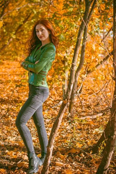 Outono Natureza Conceito Pessoas Bela Mulher Jovem Com Cabelo Vermelho — Fotografia de Stock