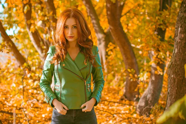 Jesień Natura Koncepcja Ludzi Młoda Piękna Kobieta Czerwonymi Włosami Odpoczywa — Zdjęcie stockowe
