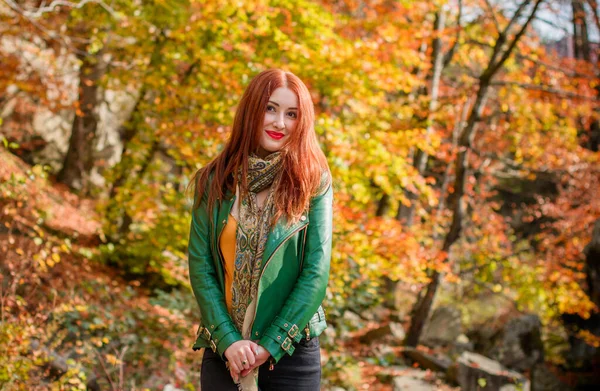 Outono Natureza Conceito Pessoas Bela Mulher Jovem Com Cabelo Vermelho — Fotografia de Stock