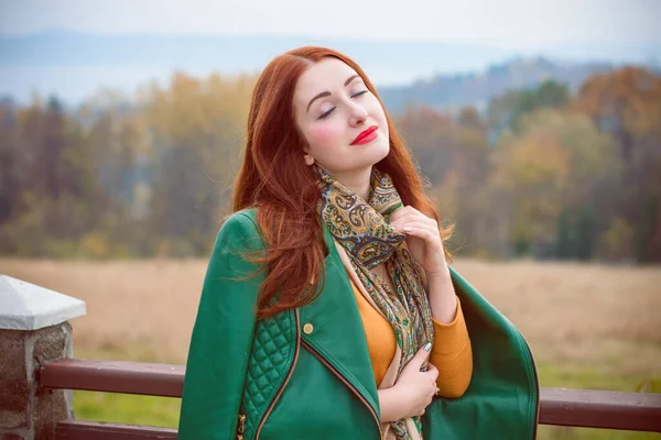 Otoño Naturaleza Concepto Las Personas Mujer Joven Hermosa Con Cabello —  Fotos de Stock