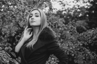 Sonbahar kadınları moda, şık makyaj ve saç stili. Klasik tonlarda kadın portresi. Mavi kürklü kızıl saçlı kadın.