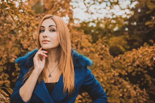 Jesienny Trend Damski Stylowy Makijaż Fryzura Portret Kobiety Klasycznych Odcieniach — Zdjęcie stockowe