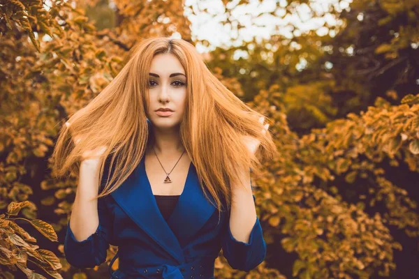 Herbst Damen Trend Stylisches Make Und Frisur Frauenporträt Vintage Tönen — Stockfoto