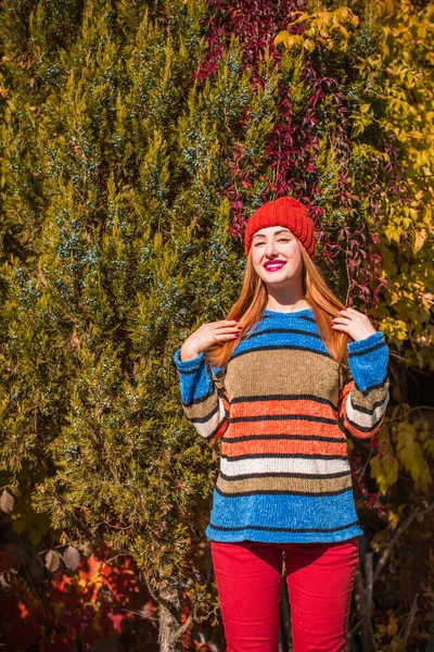 秋の黄金の時間 ファッショナブルな女性の肖像画は暖かい服を着て 屋外公園でのシーン — ストック写真