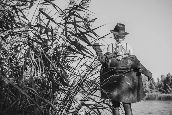 Otoño Tiempo Oro Retrato Mujer Moda Usar Ropa Abrigo Escena — Foto de Stock