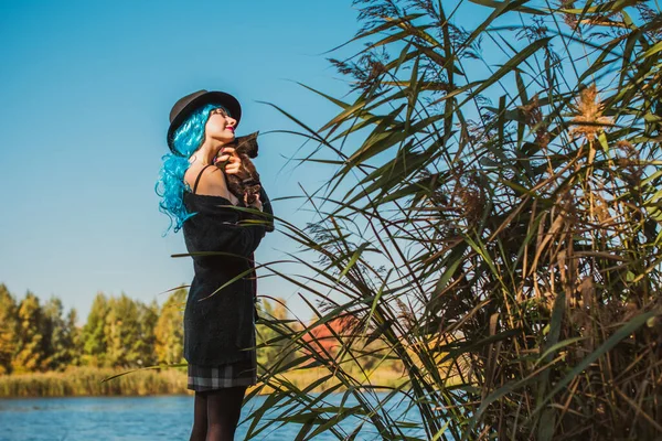 Sonbahar Altın Zamanı Şık Bir Kadının Portresi Kalın Giysiler Giyer — Stok fotoğraf
