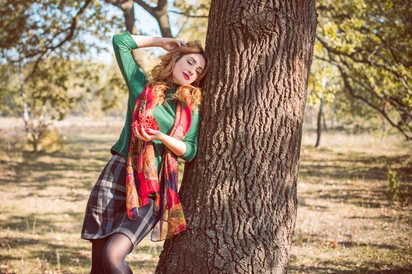 Goldene Herbstzeit Porträt Einer Modischen Frau Warmer Kleidung Szene Park — Stockfoto