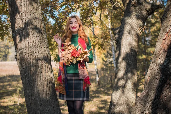 Podzimní Zlatý Čas Portrét Módní Ženy Teplém Oblečení Scéna Parku — Stock fotografie