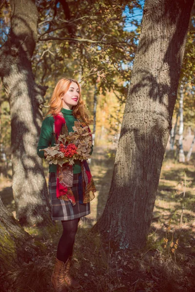 Goldene Herbstzeit Porträt Einer Modischen Frau Warmer Kleidung Szene Park — Stockfoto