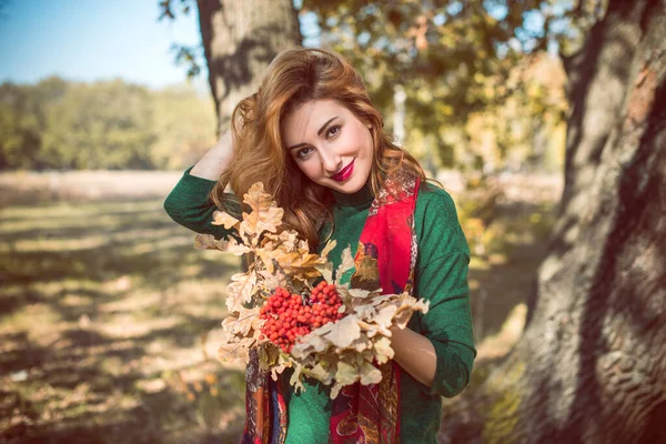 Goldene Herbstzeit Porträt Einer Modischen Frau Warmer Kleidung Szene Park — Stockfoto