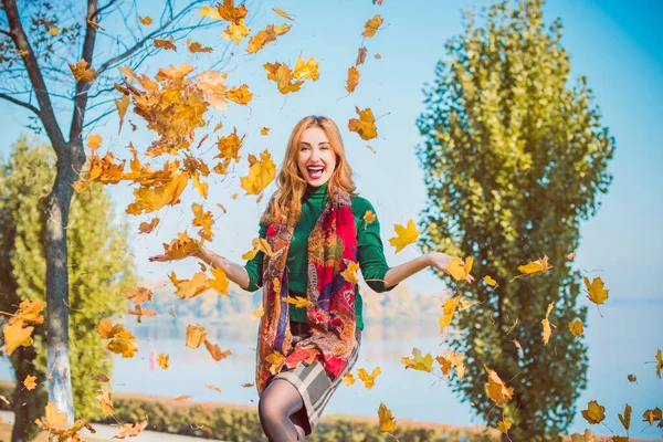 Goldene Herbstzeit Porträt Einer Modischen Frau Warmer Kleidung Szene Park — Stockfoto