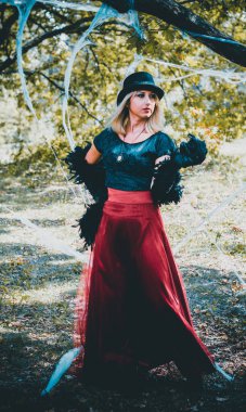 Büyücü kostümü. Cadılar Bayramı partisi için fikirler, sonbahar tatili konsepti cadı kostümlü kadın, dekor ve parti için tasarım.