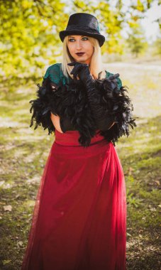 Büyücü kostümü. Cadılar Bayramı partisi için fikirler, sonbahar tatili konsepti cadı kostümlü kadın, dekor ve parti için tasarım.