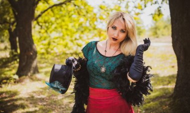 Büyücü kostümü. Cadılar Bayramı partisi için fikirler, sonbahar tatili konsepti cadı kostümlü kadın, dekor ve parti için tasarım.