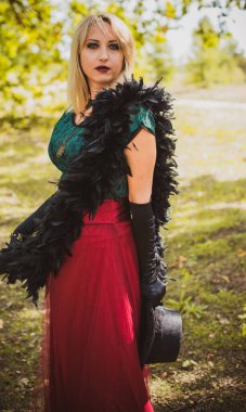 Büyücü kostümü. Cadılar Bayramı partisi için fikirler, sonbahar tatili konsepti cadı kostümlü kadın, dekor ve parti için tasarım.