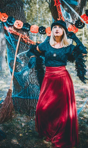 ウィザードコスプレ ハロウィンパーティー 秋の休日の概念 魔女の衣装 装飾やパーティーのためのデザインの女性のためのアイデア — ストック写真