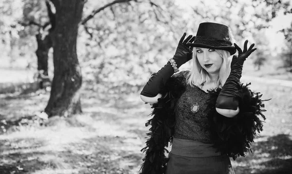 ウィザードコスプレ ハロウィンパーティー 秋の休日の概念 魔女の衣装 装飾やパーティーのためのデザインの女性のためのアイデア — ストック写真
