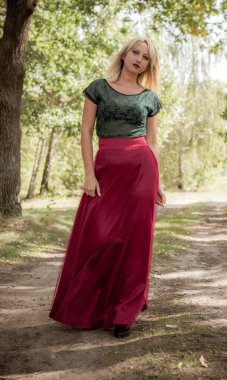 Vintage şıklığı. Klasik tonlarda portre ve dantelli etekli kadın ormanda dikiliyor ve doğa ile eğleniyor. Kendini sevme ve uyum kavramı.