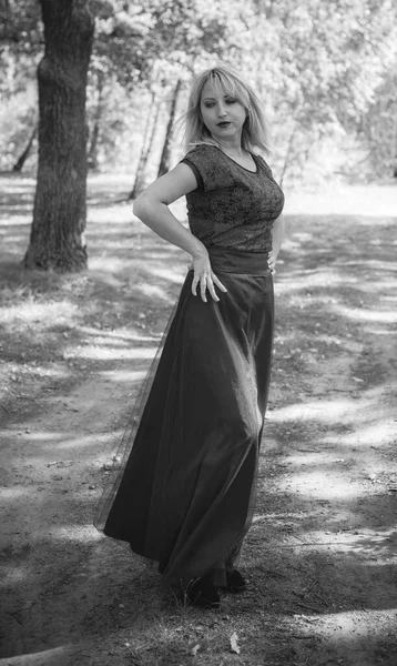 ヴィンテージシック 森の中に佇むレイシースカートに身を包み 自然を満喫するヴィンテージトーンと質感の女性のポートレート 自己愛と調和の概念 — ストック写真