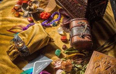 Sihirli sahne, mistik atmosfer, cadı manzarası kadife masa, esrarengiz konsept, falcılık ve kehanetler.