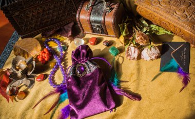 Sihirli sahne, mistik atmosfer, cadı manzarası kadife masa, esrarengiz konsept, falcılık ve kehanetler.