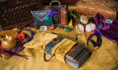 Sihirli sahne, mistik atmosfer, cadı manzarası kadife masa, esrarengiz konsept, falcılık ve kehanetler.