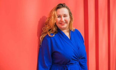 Mutlu gülümseyen güzel ve büyük beden modeli. Güneşli bir günde gülümseyen büyük bir kız portresi, yeni çağın standart güzelliğinin fotoğrafı.