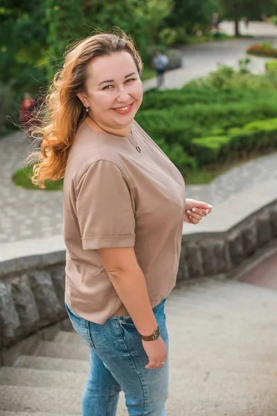 Happy Smiling Beautiful Size Model Portrait Large Girl Smiling Sunny — Stock Photo, Image