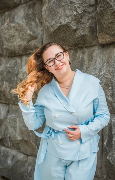 Feliz Sonrisa Hermosa Modelo Talla Grande Retrato Chica Grande Sonriendo — Foto de Stock