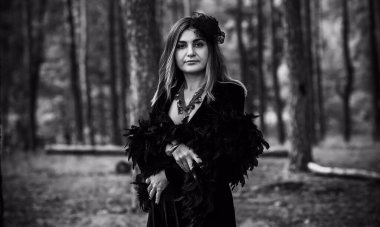 Cadılar Bayramı cadısı kadın mistik atmosferde, büyücülük konsepti, parti fikirleri