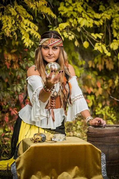 Mujer Gitana Adivina Con Una Bola Cristal Concepto Predicciones Rituales —  Fotos de Stock